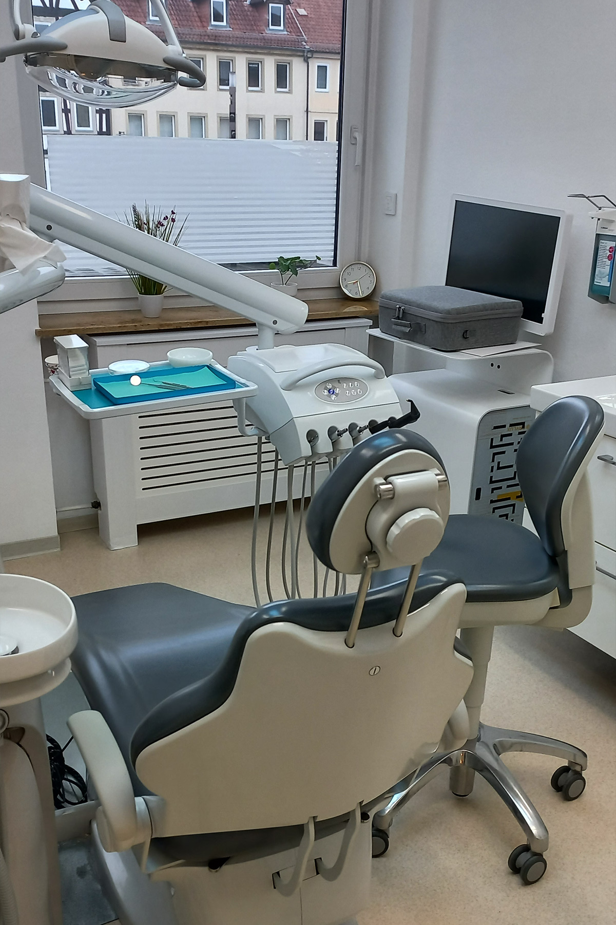 images/praxisraeume/behandlungsraum-grau_dr-stelzel.jpg#joomlaImage://local-images/praxisraeume/behandlungsraum-grau_dr-stelzel.jpg?width=1200&height=1801